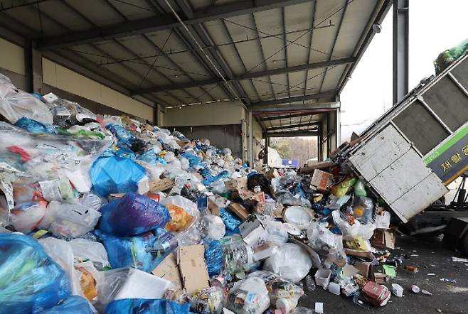 제목: ‘쓰레기 대란’에 공공소각 설치기간 단축…당분간 갈등 불가피